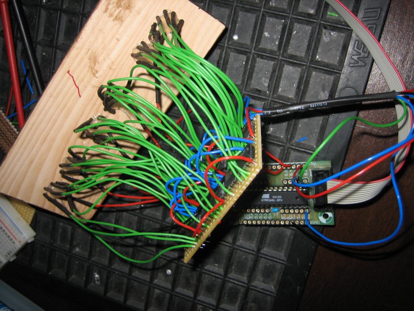 Das Ganze in ein ebenfalls selbstgebautes Holzgehäuse gebaut und mal